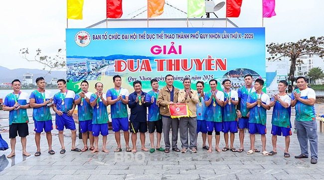 Ban tổ chức trao giải nhất cho đội phường Hải Cảng. Ảnh: N.DŨNG