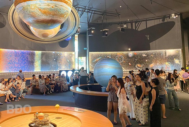 Du khách tham quan Trung tâm Khám phá khoa học và Đổi mới sáng tạo. Ảnh: NGUYỄN DŨNG