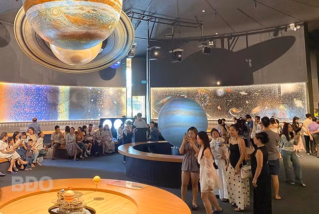 Du khách tham quan Trung tâm Khám phá khoa học và Đổi mới sáng tạo. Ảnh: NGUYỄN DŨNG