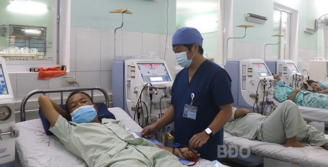 Bệnh nhân T.D.H điều trị chạy thận tại khoa Nội thận - Lọc máu (BVĐK tỉnh), do biến chứng bệnh đái tháo đường. Ảnh: M.H Bệnh nhân T.D.H điều trị chạy thận tại khoa Nội thận - Lọc máu (BVĐK tỉnh), do biến chứng bệnh đái tháo đường. Ảnh: M.H