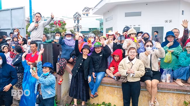 Các CĐV cổ vũ tiếp thêm động lực cho các đội đua. Ảnh: N.DŨNG