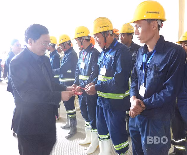 Đồng chí Hồ Quốc Dũng tặng quà động viên người lao động thi công cao tốc Quảng Ngãi - Hoài Nhơn. Ảnh: V.L