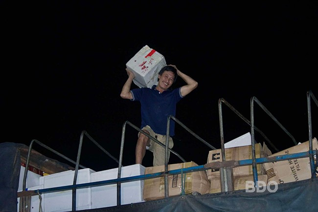 Ông Hồ Công Tuấn (54 tuổi, phường Trần Quang Diệu, TP Quy Nhơn) hồ hởi với công việc khuân vác của chuyến hàng đầu tiên trong đêm.