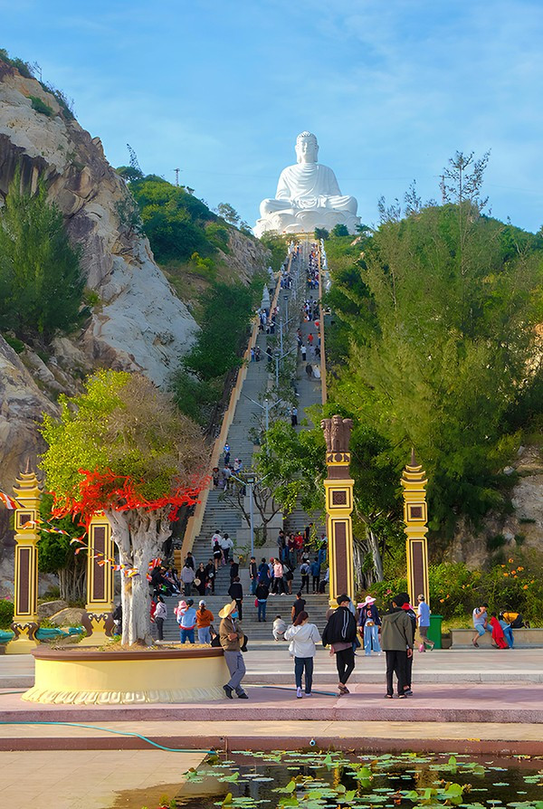 Tượng Phật Thích ca Mâu ni trong khuôn viên khu du lịch tâm linh Thích ca Phật đài, ở thị trấn Cát Tiến (huyện Phù Cát) thu hút nhiều khách thập phương đến tham quan, chiêm bái, trải nghiệm cảm giác leo hàng trăm bậc thang để đến tượng Phật.