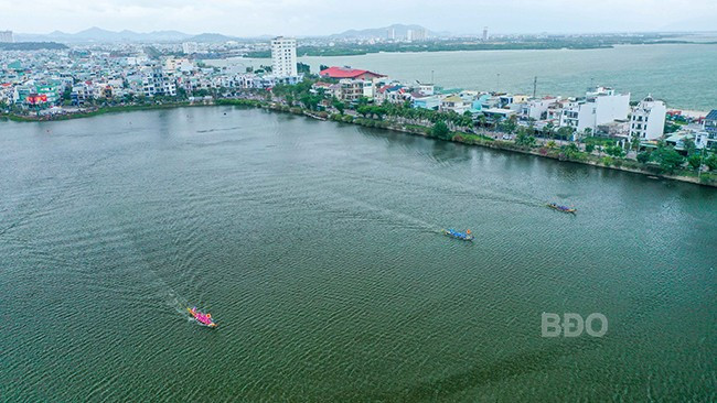 Quang cảnh giải đua thuyền trên Hồ sinh thái Đống Đa. Ảnh: N.DŨNG