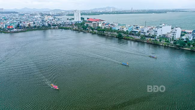 Quang cảnh giải đua thuyền trên Hồ sinh thái Đống Đa. Ảnh: N.DŨNG