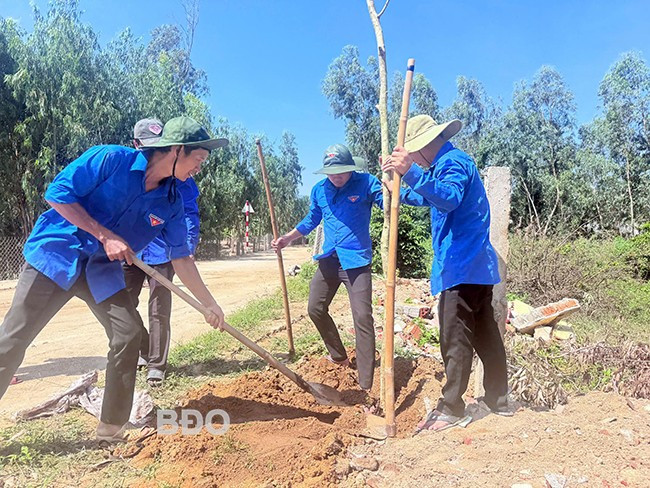 ĐVTN trồng cây bằng lăng dọc tuyến đường thôn Tân Phụng 2. Ảnh: Đoàn Thanh niên Mỹ Thọ.