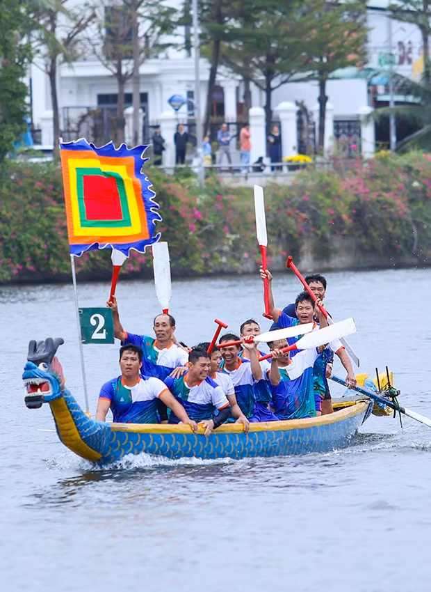 Các VĐV đội phường Hải Cảng ăn mừng sau khi về đích. Ảnh: N.DŨNG