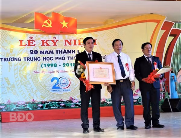 Ban giám hiệu Trường THPT Bình Dương nhận Bằng khen của Bộ GD&ĐT vì đã có thành tích xuất sắc trong năm học 2017-2018 tại Lễ kỷ niệm.