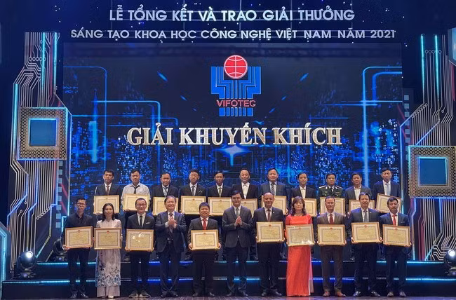 Kiến trúc sư Lê Phương (hàng trước, ngoài cùng bên trái) và PGS.TS Nguyễn Thị Vương Hoàn (hàng trước, thứ tư từ phải sang) nhận giải khuyến khích Giải thưởng Sáng tạo KHCN Việt Nam năm 2021.