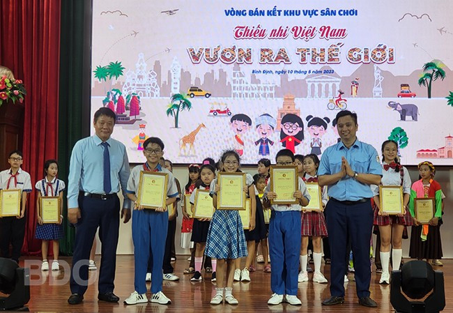 Ban tổ chức trao giải nhất cho đội thi Trường Tiểu học số 2 Bình Định (TX An Nhơn). Ảnh: C.H Ban tổ chức trao giải nhất cho đội thi Trường Tiểu học số 2 Bình Định (TX An Nhơn). Ảnh: C.H