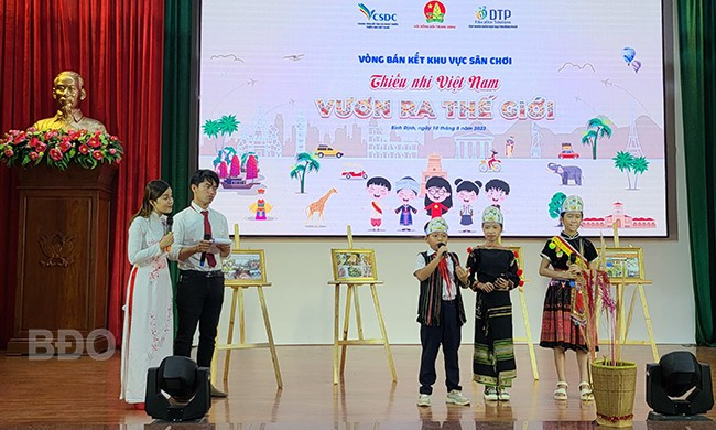 Đội thi Trường Tiểu học Trần Quốc Tuấn (tỉnh Đắk Lắk) thuyết trình tại vòng bán kết. Ảnh: C.H Đội thi Trường Tiểu học Trần Quốc Tuấn (tỉnh Đắk Lắk) thuyết trình tại vòng bán kết. Ảnh: C.H