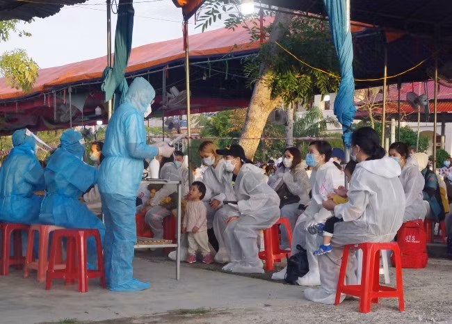 Bộ CHQS tỉnh đã tổ chức tiếp nhận cách ly tập trung đúng quy định, đảm bảo an toàn, chu đáo cho gần 19.560 công dân. Ảnh: HỒNG PHÚC