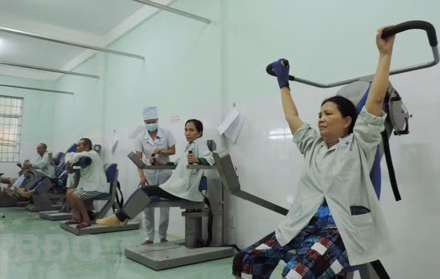 Điều trị bệnh cho bệnh nhân tại Bệnh viện Y học cổ truyền và Phục hồi chức năng tỉnh.