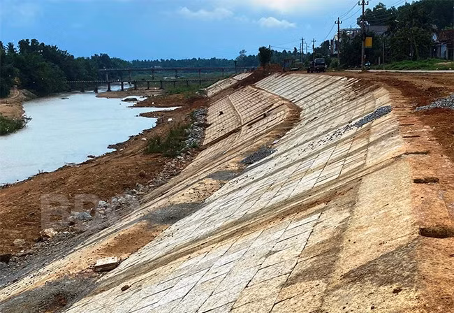 Công trình kè Phong Thạnh (thị trấn Tăng Bạt Hổ) đã được nâng cấp, đảm bảo an toàn vượt lũ. Ảnh N. HÂN