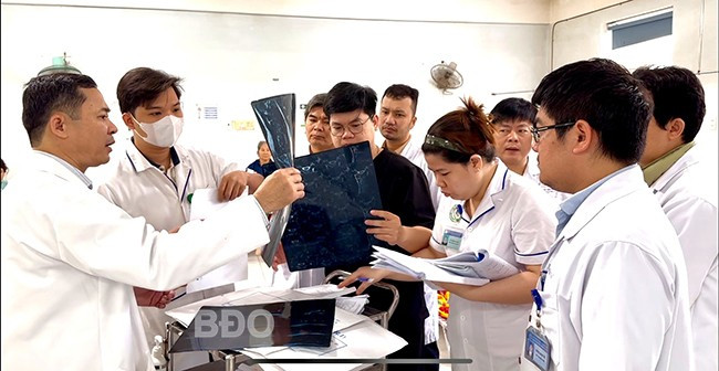 Bác sĩ Đào Văn Nhân (bìa trái) trao đổi chuyên môn với các bác sĩ trẻ. Ảnh: M.H Bác sĩ Đào Văn Nhân (bìa trái) trao đổi chuyên môn với các bác sĩ trẻ. Ảnh: M.H