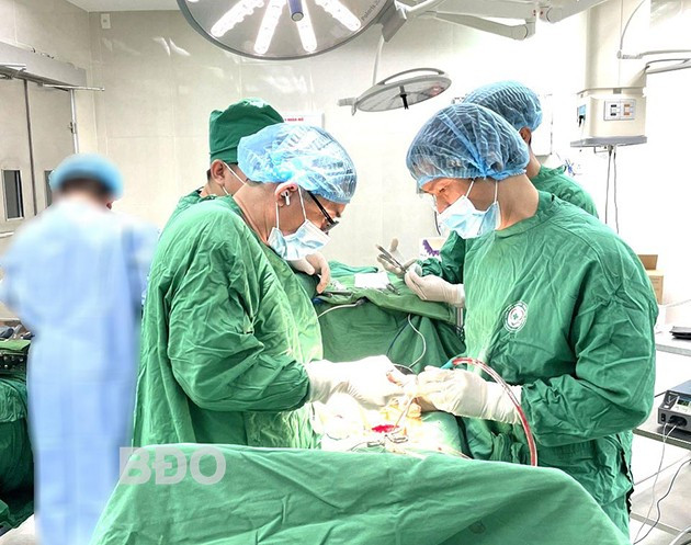 Bác sĩ Đào Văn Nhân (bên trái) trực tiếp phẫu thuật cho bệnh nhân bị phình động mạch não, chiều 18.2. Ảnh: M.H Bác sĩ Đào Văn Nhân (bên trái) trực tiếp phẫu thuật cho bệnh nhân bị phình động mạch não, chiều 18.2. Ảnh: M.H