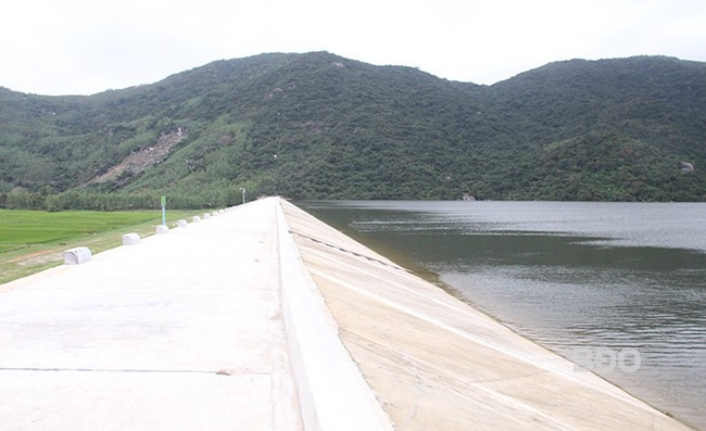 Hồ chứa nước Chánh Hùng đang tích nước phục vụ sản xuất sau khi hoàn thành thi công sửa chữa, nâng cấp. Ảnh: TRỌNG LỢI.