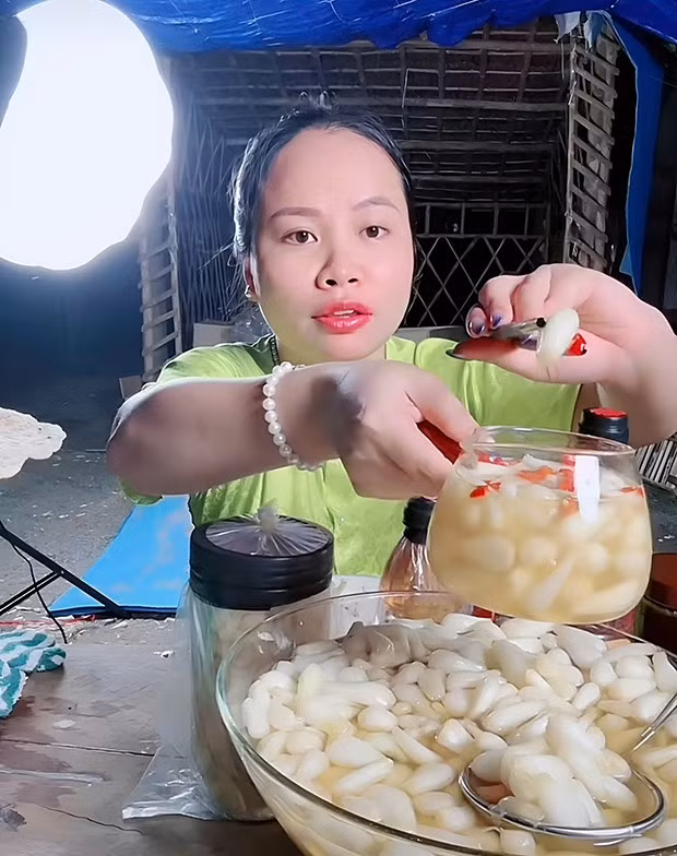 Chị Nguyễn Thị Thuộc giới thiệu sản phẩm với khách hàng một cách chân thật, gần gũi. Ảnh: NVCC