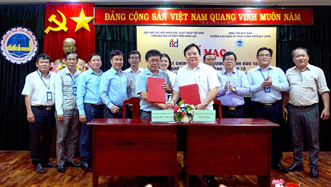 Ông Nguyễn Duy Dũng, Trưởng Đoàn đánh giá ngoài và ông Đặng Văn Phụng, Hiệu trưởng Trường CĐ Kỹ thuật Công nghệ Quy Nhơn, ký biên bản về đợt khảo sát chính thức đánh giá chất lượng 2 chương trình đào tạo nghề Hàn và nghề Công nghệ ô tô. Ảnh: N.M. Ông Nguyễn Duy Dũng, Trưởng Đoàn đánh giá ngoài và ông Đặng Văn Phụng, Hiệu trưởng Trường CĐ Kỹ thuật Công nghệ Quy Nhơn, ký biên bản về đợt khảo sát chính thức đánh giá chất lượng 2 chương trình đào tạo nghề Hàn và nghề Công nghệ ô tô. Ảnh: N.M.