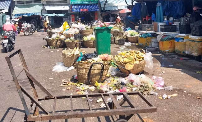 Rác trong chợ Đầm tập kết ngay giữa đường, vừa gây mất ATGT, vừa gây ô nhiễm môi trường. Ảnh: M.T