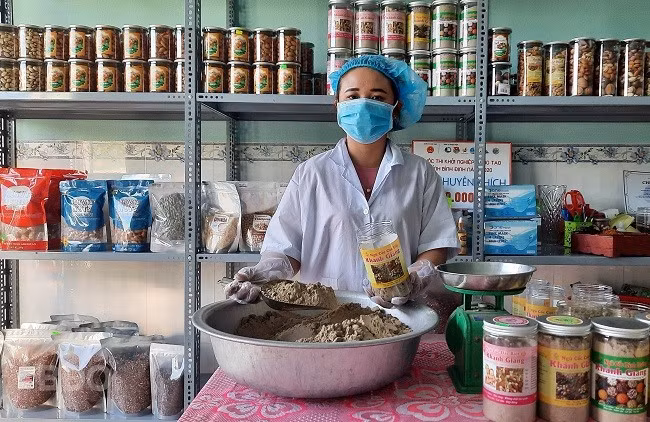 Chị Kiều đóng hộp bột ngũ cốc. Chị Kiều đóng hộp bột ngũ cốc.