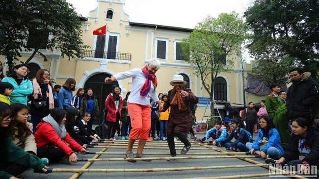 Khách quốc tế trải nghiệm các hoạt động văn hóa, trò chơi dân gian ở Hà Nội. (Ảnh: THÀNH ĐẠT) Khách quốc tế trải nghiệm các hoạt động văn hóa, trò chơi dân gian ở Hà Nội. (Ảnh: THÀNH ĐẠT)