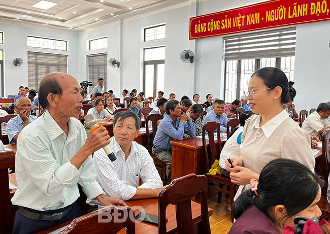 Hòa giải viên trao đổi với báo cáo viên Sở Tư pháp về các vướng mắc trong quá trình hòa giải mâu thuẫn tại địa bàn. Ảnh: N.C