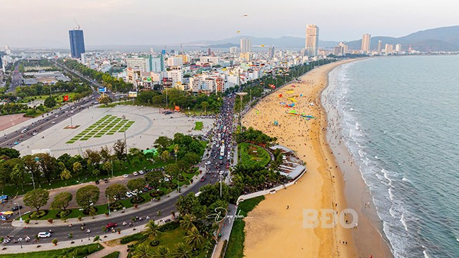 Các tuyến phố đi bộ ở Quy Nhơn đều hướng ra biển, gần biển, cơ sở hạ tầng phục vụ du lịch khá tốt, giúp du khách dễ dàng di chuyển. Ảnh: DŨNG NHÂN