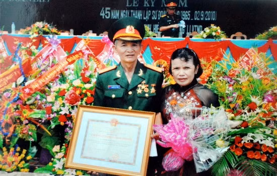 Vợ chồng ông Nguyễn Bá Phụng trong ngày đón nhận danh hiệu Anh hùng lực lượng vũ trang nhân dân. Vợ chồng ông Nguyễn Bá Phụng trong ngày đón nhận danh hiệu Anh hùng lực lượng vũ trang nhân dân.