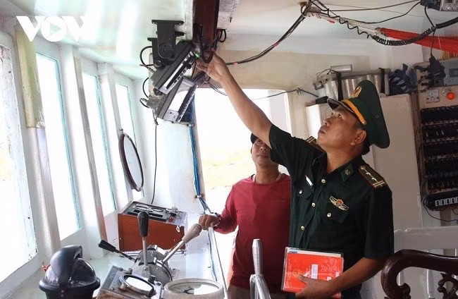 Bộ đội Biên phòng tỉnh Bình Định kiểm tra thiết bị giám sát hành trình tàu cá