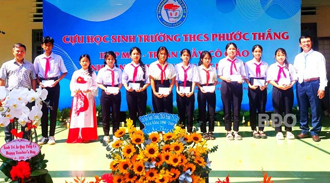 Đại diện Trường THCS Phước Thắng trao tặng học bổng cho học sinh có hoàn cảnh khó khăn. Ảnh: XUÂN THỨC. Đại diện Trường THCS Phước Thắng trao tặng học bổng cho học sinh có hoàn cảnh khó khăn. Ảnh: XUÂN THỨC.