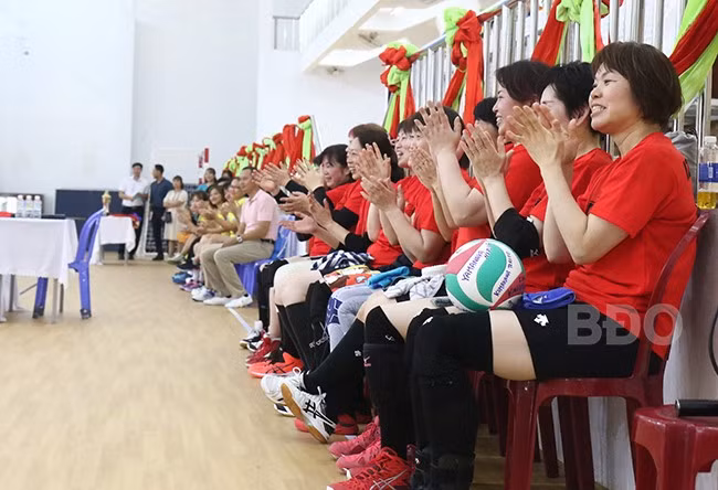 Thành viên đội bóng chuyền nữ TP Izumisano thích thú khi được xem các tiết mục biểu diễn võ thuật đặc sắc. Ảnh: HOÀNG QUÂN