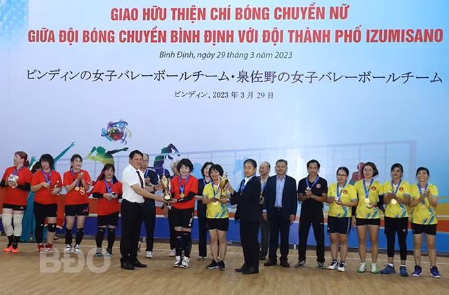 Đại diện 2 đội bóng nhận cúp lưu niệm sau trận giao hữu bóng chuyền. Ảnh: HOÀNG QUÂN