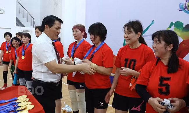 Phó Giám đốc Sở VH&TT Bùi Trung Hiếu trao huy chương cho thành viên đội bóng chuyền TP Izumisano. Ảnh: HOÀNG QUÂN