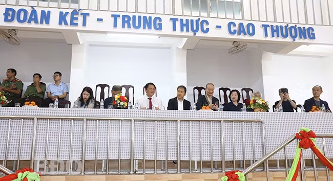 Lãnh đạo một số sở, ngành của tỉnh Bình Định và đoàn công tác TP Izumisano dự khán trận giao hữu. Ảnh: HOÀNG QUÂN