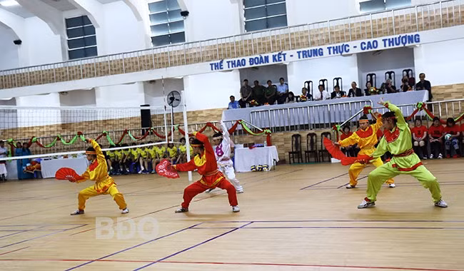 Võ sinh Trung tâm Võ thuật cổ truyền Bình Định biểu diễn các bài võ đặc trưng của Bình Định tại buổi giao lưu. Ảnh: HOÀNG QUÂN