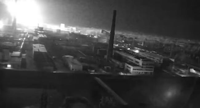 Khoảnh khắc xảy ra vụ nổ tại nhà máy điện hạt nhân Chernobyl. Ảnh: Dailymail