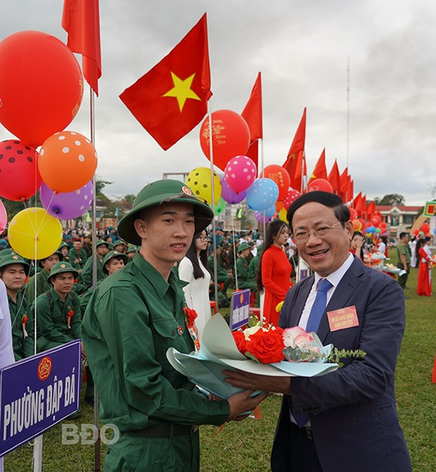 Đồng chí Phạm Anh Tuấn - Phó Bí thư Tỉnh ủy, Chủ tịch UBND tỉnh, Chủ tịch Hội đồng NVQS tỉnh, tặng hoa, động viên thanh niên TX An Nhơn lên đường thực hiện nghĩa vụ thiêng liêng với Tổ quốc. Ảnh: NGUYỄN HÂN Đồng chí Phạm Anh Tuấn - Phó Bí thư Tỉnh ủy, Chủ tịch UBND tỉnh, Chủ tịch Hội đồng NVQS tỉnh, tặng hoa, động viên thanh niên TX An Nhơn lên đường thực hiện nghĩa vụ thiêng liêng với Tổ quốc. Ảnh: NGUYỄN HÂN
