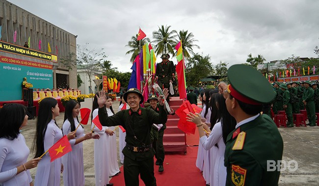 Thanh niên Hoài Ân lạc quan, tự hào, mạnh mẽ bước qua cầu vinh quang, chính thức trở thành những người lính. Ảnh: HÀ HẬU Thanh niên Hoài Ân lạc quan, tự hào, mạnh mẽ bước qua cầu vinh quang, chính thức trở thành những người lính. Ảnh: HÀ HẬU