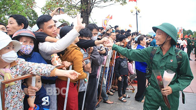 Tạm xa người thân, thanh niên TX Hoài Nhơn lên đường thực hiện nghĩa vụ thiêng liêng với Tổ quốc. Ảnh: NGUYỆT HẢI Tạm xa người thân, thanh niên TX Hoài Nhơn lên đường thực hiện nghĩa vụ thiêng liêng với Tổ quốc. Ảnh: NGUYỆT HẢI