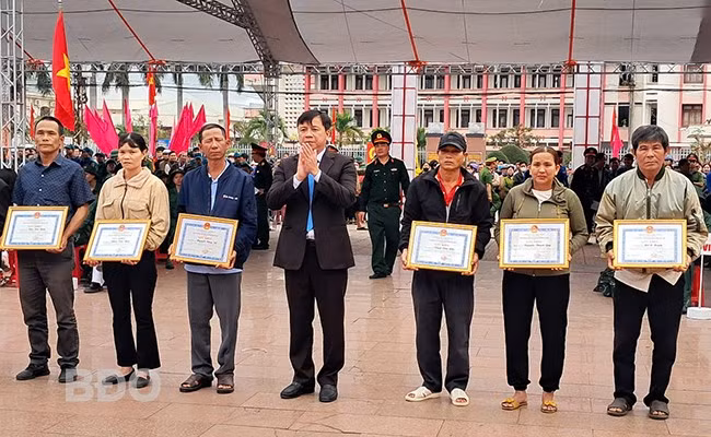 UBND huyện Tây Sơn tuyên dương các gia đình thực hiện tốt Luật NVQS. Ảnh: VĂN LƯU