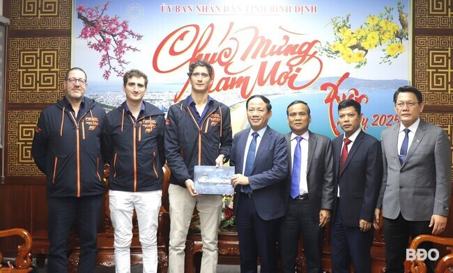 Ban Tổ chức Giải đua vô địch thế giới thuyền máy Nhà nghề Quốc tế UIM F1H2O World Championship tặng quà lưu niệm cho Chủ tịch UBND tỉnh Phạm Anh Tuấn. Ảnh: M.H Ban Tổ chức Giải đua vô địch thế giới thuyền máy Nhà nghề Quốc tế UIM F1H2O World Championship tặng quà lưu niệm cho Chủ tịch UBND tỉnh Phạm Anh Tuấn. Ảnh: M.H