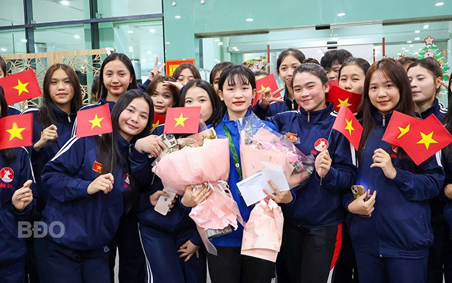 VĐV Nguyễn Thị Bích Thảo trở về trong sự chào đón của các VĐV Trung tâm Huấn luyện và Thi đấu thể thao tỉnh. Ảnh: NGUYỄN DŨNG VĐV Nguyễn Thị Bích Thảo trở về trong sự chào đón của các VĐV Trung tâm Huấn luyện và Thi đấu thể thao tỉnh. Ảnh: NGUYỄN DŨNG
