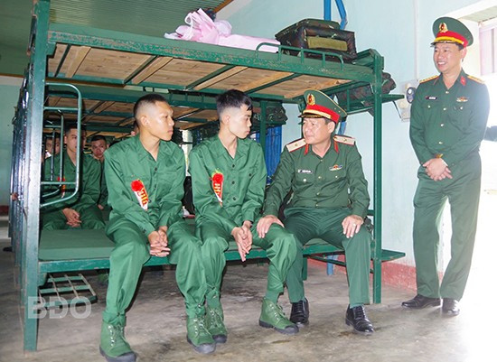 Thiếu tướng Nguyễn Trần Long - Phó Chính ủy Quân đoàn 34 (thứ hai từ phải sang) trò chuyện, động viên các chiến sĩ mới tại Sư đoàn 31. Ảnh: PHONG LAN Thiếu tướng Nguyễn Trần Long - Phó Chính ủy Quân đoàn 34 (thứ hai từ phải sang) trò chuyện, động viên các chiến sĩ mới tại Sư đoàn 31. Ảnh: PHONG LAN