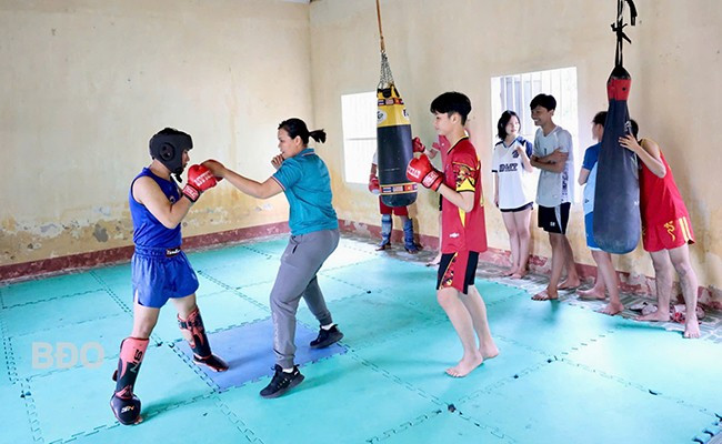 HLV La Thị Trụ cùng các học trò trong một buổi tập. Ảnh: K.VY HLV La Thị Trụ cùng các học trò trong một buổi tập. Ảnh: K.VY