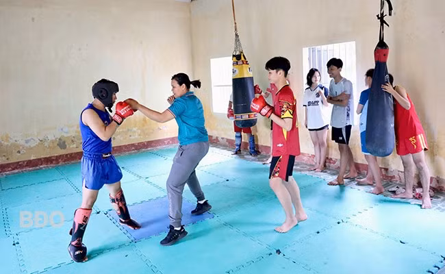 HLV La Thị Trụ cùng các học trò trong một buổi tập. Ảnh: K.VY