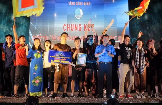 Ban Tổ chức trao giải Nhất cuộc thi cho nhóm Random Crew. Ảnh: Văn Lưu