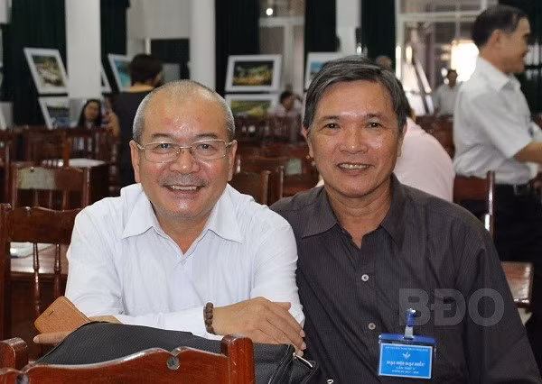 Nhà thơ Ngô Văn Cư (bên phải) cùng bạn văn.