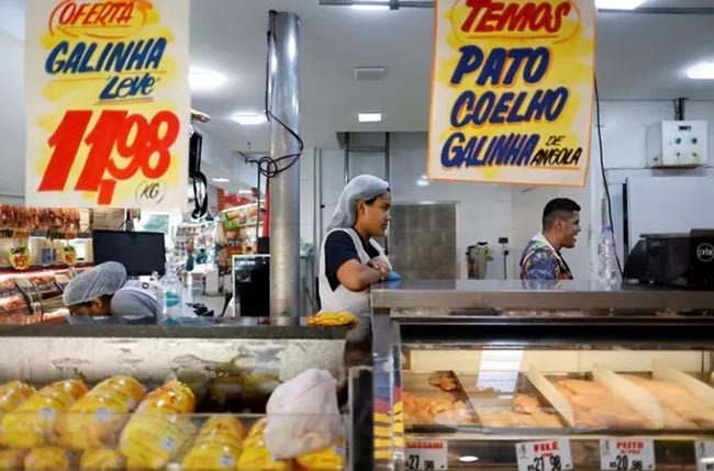 Thịt gà tại một siêu thị ở Brazil. Ảnh: whbl